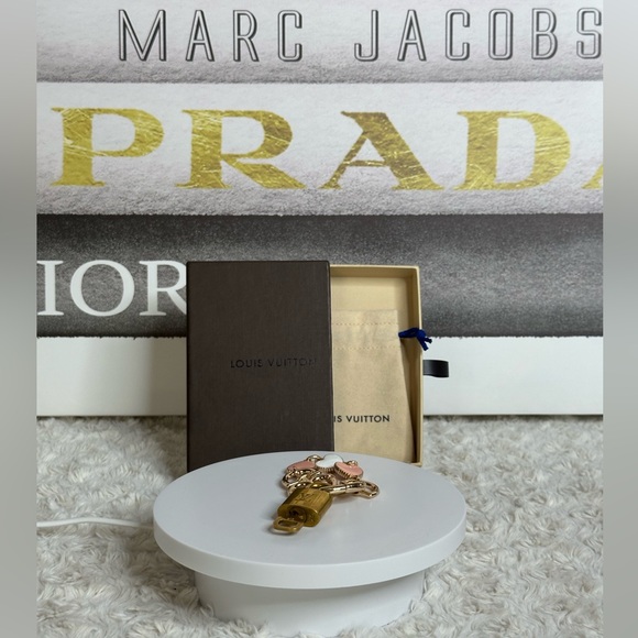 Louis Vuitton Lock & key # 312 in box and dust bag with fashion chain included. - Picture 3 of 6